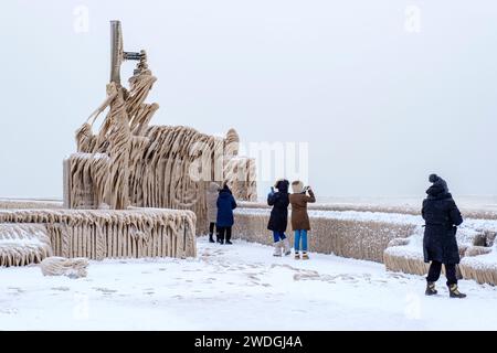 Winterwunderland, Leute, die Eiszapfen fotografieren, die Ufer des Eriesees, die Wetterszene für extreme Winterwetter, Port Stanley, Ontario, Kanada Stockfoto