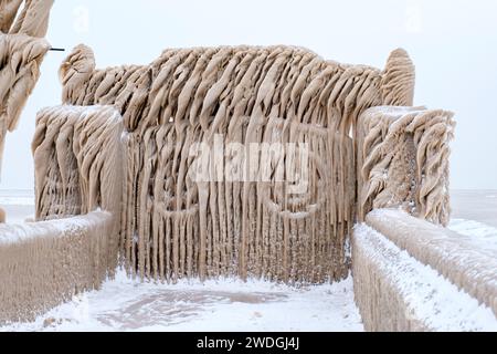 Winterwunderland, die Tore des Port Stanley Piers, bedeckt von Eiszapfen aus dem Lake Erie, gefroren Wellen nach einem extremen Winterwetterereignis, Ontario, Kanada Stockfoto