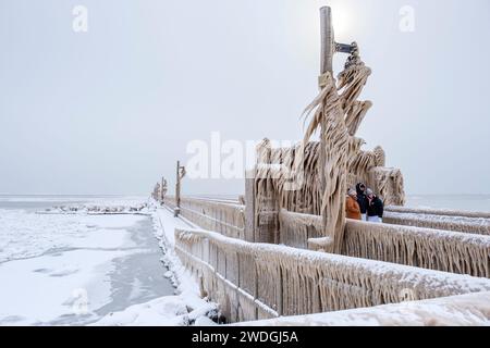 Winterwunderland, Leute, die Eiszapfen fotografieren, die Ufer des Eriesees, die Wetterszene für extreme Winterwetter, Port Stanley, Ontario, Kanada Stockfoto