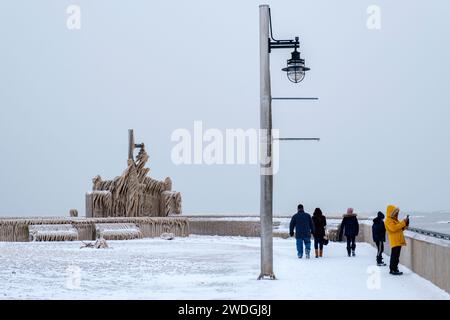 Winterwunderland, Menschen, die Fotos von eisbedeckten Oberflächen, der Küste des Erie-Sees, extremes Winterwetter, Port Stanley, Ontario, Kanada machen Stockfoto