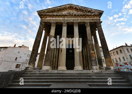 Der Augustus- und Liviatempel ist ein römischer Tempel, der Anfang des 1. Jahrhunderts in Vienne, Frankreich, erbaut wurde Stockfoto