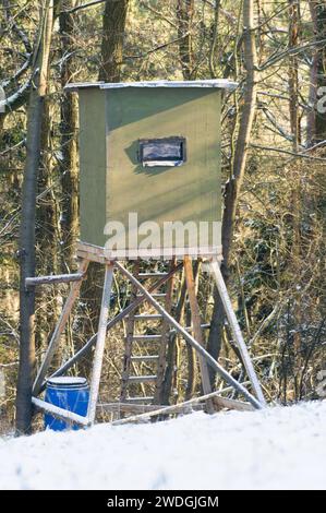 Hochsitz für Jäger und Wildhüter im Wald. Tschechische republik Natur. Stockfoto