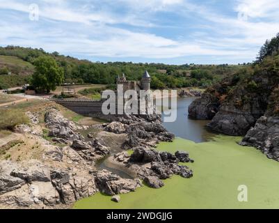 Das Chateau de La Roche ist eine wunderschöne restaurierte Burg in Saint-Priest-la-Roche in Roanne, Frankreich. Stockfoto