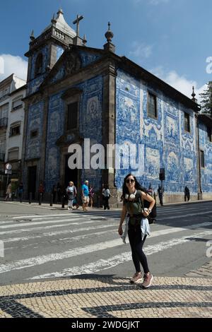 Porto, Portugal - 12. September 2023. Junge Frau Touristen vor der Kapelle der Couls, Santa Catarina an der Straße von Santa Catarina im Stadtzentrum. Stockfoto