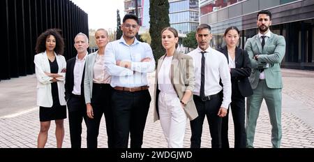 Team Portrait verschiedene professionelle Posen Selbstvertrauen. Junge und reife multirassische formale Kollegen Stockfoto