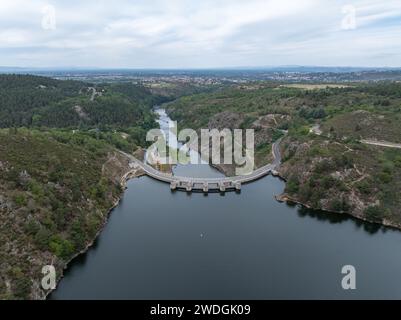 Luftaufnahme des Staudamms Grangent in der Loire-Schlucht, Frankreich. Stockfoto