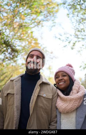 Porträt des schönen multirassischen glücklichen Paares im Freien, einer jungen Frau und einem verliebten Mann Stockfoto