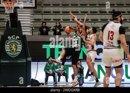 Lissabon, Portugal. Januar 2024. Lissabon, 01/20/2024 - am späten Nachmittag war das Basketballteam Sporting Clube de Portugal Gastgeber des Teams Ovarense in der 13. Runde der portugiesischen Basketballliga-Meisterschaft im Pavilhão João Rocha in Lissabon. (Mário Vasa/Global Imagens) Credit: Atlantico Press/Alamy Live News Stockfoto