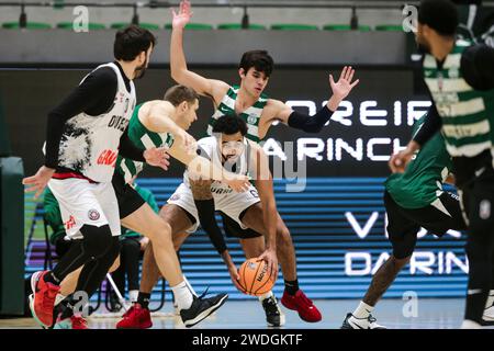 Lissabon, Portugal. Januar 2024. Lissabon, 01/20/2024 - am späten Nachmittag war das Basketballteam Sporting Clube de Portugal Gastgeber des Teams Ovarense in der 13. Runde der portugiesischen Basketballliga-Meisterschaft im Pavilhão João Rocha in Lissabon. (Mário Vasa/Global Imagens) Credit: Atlantico Press/Alamy Live News Stockfoto