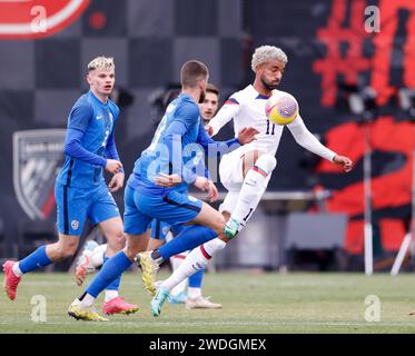 San Antonio, Texas, USA. 20. Januar 2024: Der US-Mittelfeldspieler TIMMY TILLMAN (11) bewegt den Ball während eines Fußballspiels zwischen der US-Nationalmannschaft der Männer und Slowenien am 20. Januar 2024 in San Antonio, Texas. Slowenien gewann mit 1:0. (Kreditbild: © Scott Coleman/ZUMA Press Wire) NUR REDAKTIONELLE VERWENDUNG! Nicht für kommerzielle ZWECKE! Quelle: ZUMA Press, Inc./Alamy Live News Stockfoto