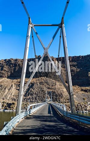 Der östliche Zugang zur einspurigen Brücke über den Deschutes River im Cove Palisades State Park in Oregon, USA Stockfoto