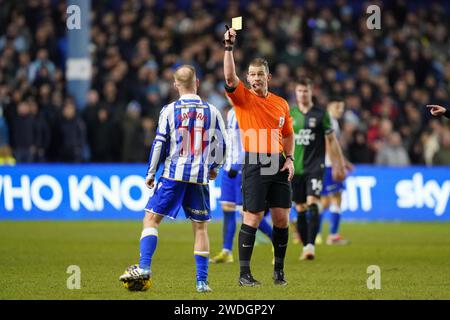 Sheffield, Großbritannien. Januar 2024. Schiedsrichter Anthony Backhouse zeigt am 20. Januar 2024 Barry Bannan (10) die gelbe Karte beim Sheffield Wednesday FC gegen Coventry City FC im Hillsborough Stadium, Sheffield, Vereinigtes Königreich Credit: Every Second Media/Alamy Live News Stockfoto