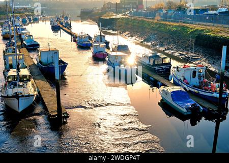 Schlamm Wallsend Burn und seine Boote fließen in der frühen Morgensonne in den Fluss Tyne Stockfoto