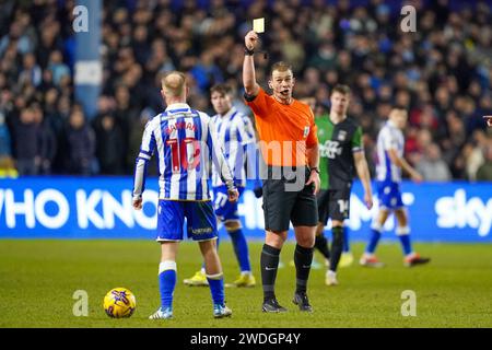 Sheffield, Großbritannien. Januar 2024. Schiedsrichter Anthony Backhouse zeigt am 20. Januar 2024 Barry Bannan (10) die gelbe Karte beim Sheffield Wednesday FC gegen Coventry City FC im Hillsborough Stadium, Sheffield, Vereinigtes Königreich Credit: Every Second Media/Alamy Live News Stockfoto