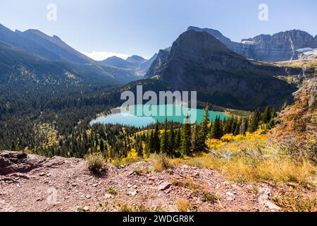 Wunderschöner Grinnell Lake in montana mit herbstlichen Farben im Wald Stockfoto