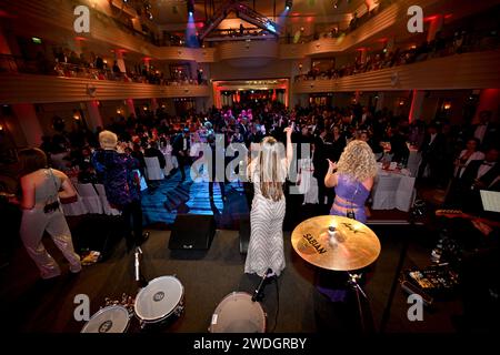 München, Deutschland. Januar 2024. Eine Band spielt beim 48. Deutschen Filmball im Hotel Bayerischer Hof. Der Deutsche Filmball findet erstmals nach der Corona-Pause wieder statt, Credit: Felix Hörhager/dpa/Alamy Live News Stockfoto