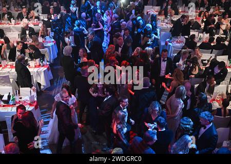 München, Deutschland. Januar 2024. Gäste tanzen beim 48. Deutschen Filmball im Hotel Bayerischer Hof. Der Deutsche Filmball findet erstmals nach der Corona-Pause wieder statt, Credit: Felix Hörhager/dpa/Alamy Live News Stockfoto