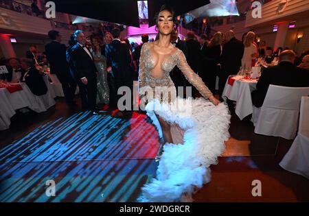 München, Deutschland. Januar 2024. Sängerin Alicia Awa feiert beim 48. Deutschen Filmball im Hotel Bayerischer Hof. Der Deutsche Filmball findet erstmals nach der Corona-Pause wieder statt, Credit: Felix Hörhager/dpa/Alamy Live News Stockfoto