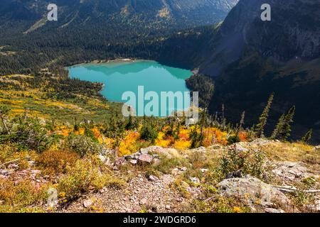 Wunderschöner Grinnell Lake in montana mit herbstlichen Farben im Wald Stockfoto