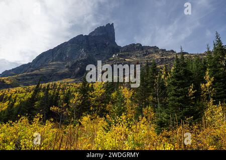 Zerklüftete Berggipfel mit herbstlichen Farben auf der Wanderung zum Grinnel-Gletscher in Montana. Stockfoto