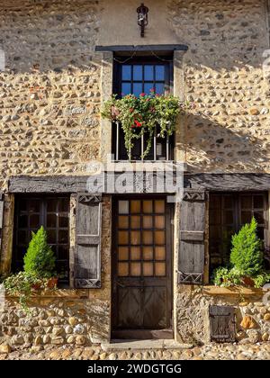 Wunderschöner Blick auf die malerische enge Gasse mit historischen Steinhäusern und Kopfsteinpflasterstraße in der Altstadt von Perouge in Frankreich. Stockfoto