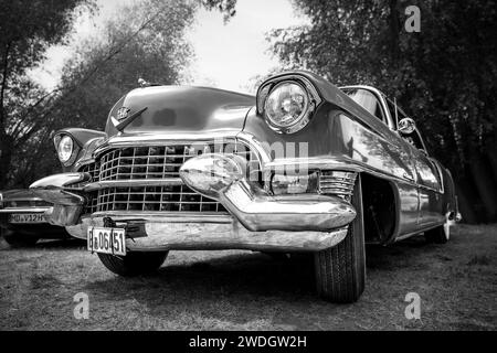 WERDER (HAVEL), DEUTSCHLAND - 20. MAI 2023: Der Luxuswagen Cadillac Serie 62 Coupe de Ville, 1951. Oldtimer - Festival Werder Classics 2023 Stockfoto