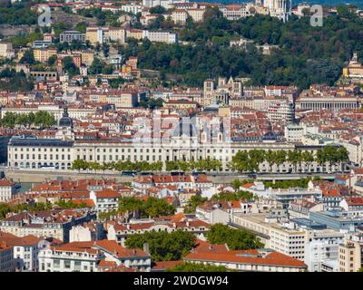 Blick aus der Vogelperspektive auf Le Grand Hotel Dieu - das Grand Hotel von Lyon, Frankreich. 2019 wurde ein Hotel in dem renovierten Gebäude eröffnet. Stockfoto