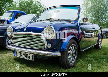 WERDER (HAVEL), DEUTSCHLAND – 20. MAI 2023: Das kleine Kleinwagen Rover Mini Cooper Cabriolet. Oldtimer - Festival Werder Classics 2023 Stockfoto