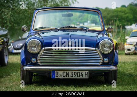 WERDER (HAVEL), DEUTSCHLAND – 20. MAI 2023: Das kleine Kleinwagen Rover Mini Cooper Cabriolet. Oldtimer - Festival Werder Classics 2023 Stockfoto