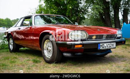 WERDER (HAVEL), DEUTSCHLAND – 20. MAI 2023: Der Luxus-Grand-Tourer Jaguar XJS HE, 1984. Oldtimer - Festival Werder Classics 2023 Stockfoto