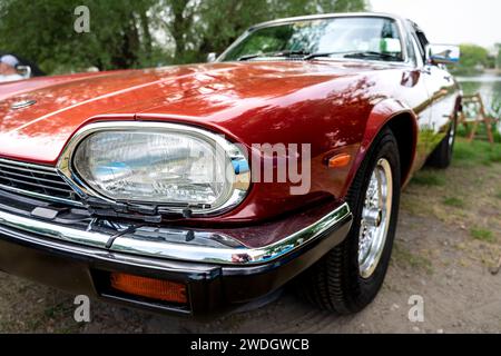 WERDER (HAVEL), DEUTSCHLAND – 20. MAI 2023: Der Luxus-Grand-Tourer Jaguar XJS HE, 1984. Oldtimer - Festival Werder Classics 2023 Stockfoto