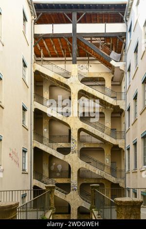 Cour des Voraces in Lyon, Frankreich. Der Cour des Voraces, auch Maison de la Republique genannt, ist ein Innenhofgebäude im Viertel Pentes Stockfoto