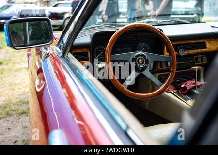 WERDER (HAVEL), DEUTSCHLAND - 20. MAI 2023: Innenraum des Luxus-Grand-Tourer-Wagens Jaguar XJS HE, 1984. Oldtimer - Festival Werder Classics 2023 Stockfoto
