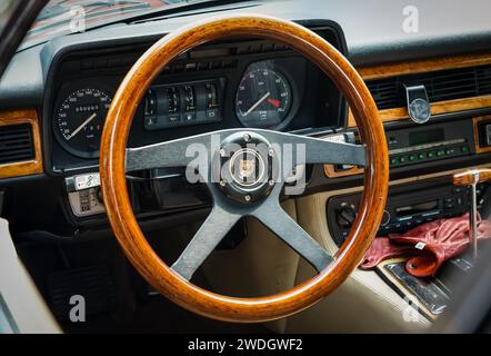 WERDER (HAVEL), DEUTSCHLAND - 20. MAI 2023: Innenraum des Luxus-Grand-Tourer-Wagens Jaguar XJS HE, 1984. Oldtimer - Festival Werder Classics 2023 Stockfoto