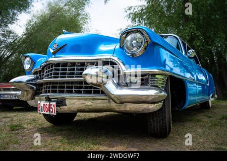 WERDER (HAVEL), DEUTSCHLAND - 20. MAI 2023: Der Luxuswagen Cadillac Serie 62 Coupe de Ville, 1951. Oldtimer - Festival Werder Classics 2023 Stockfoto