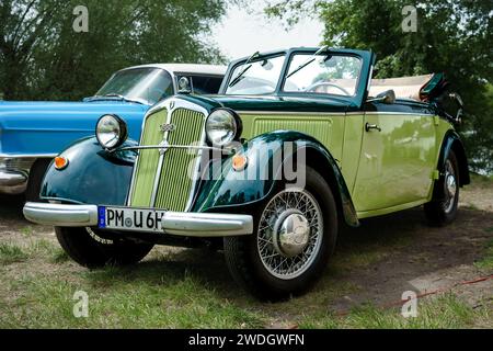 WERDER (HAVEL), DEUTSCHLAND - 20. MAI 2023: Der kleine Familienwagen DKW F8. Oldtimer - Festival Werder Classics 2023 Stockfoto