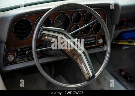 WERDER (HAVEL), DEUTSCHLAND - 20. MAI 2023: Innenraum des Coupés Ford Ranchero (siebte Generation). Oldtimer - Festival Werder Classics 2023 Stockfoto