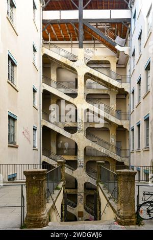 Cour des Voraces in Lyon, Frankreich. Der Cour des Voraces, auch Maison de la Republique genannt, ist ein Innenhofgebäude im Viertel Pentes Stockfoto