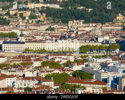 Blick aus der Vogelperspektive auf Le Grand Hotel Dieu - das Grand Hotel von Lyon, Frankreich. 2019 wurde ein Hotel in dem renovierten Gebäude eröffnet. Stockfoto