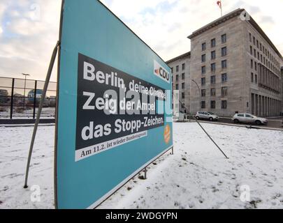 Berlin, Deutschland, 20.01.2024: Wahlplakate zur Teilwiederholung der Bundestagswahl in der Hauptstadt am 11. Februar 2024: CDU-Plakat mit der Aufschrift: Berlin, deine Chance. Zeig der Ampel das Stopp-Zeichen *** Berlin, Deutschland, 20 01 2024 Wahlplakate zur Teilwiederholung der Bundestagswahl in der Hauptstadt am 11. Februar 2024 CDU-Plakat mit der Aufschrift Berlin, Ihre Chance Ampel das Stoppschild anzeigen Copyright: XdtsxNachrichtenagenturx dts 29212 Stockfoto