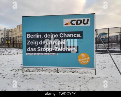 Berlin, Deutschland, 20.01.2024: Wahlplakate zur Teilwiederholung der Bundestagswahl in der Hauptstadt am 11. Februar 2024: CDU-Plakat mit der Aufschrift: Berlin, deine Chance. Zeig der Ampel das Stopp-Zeichen *** Berlin, Deutschland, 20 01 2024 Wahlplakate zur Teilwiederholung der Bundestagswahl in der Hauptstadt am 11. Februar 2024 CDU-Plakat mit der Aufschrift Berlin, Ihre Chance Ampel das Stoppschild anzeigen Copyright: XdtsxNachrichtenagenturx dts 29211 Stockfoto