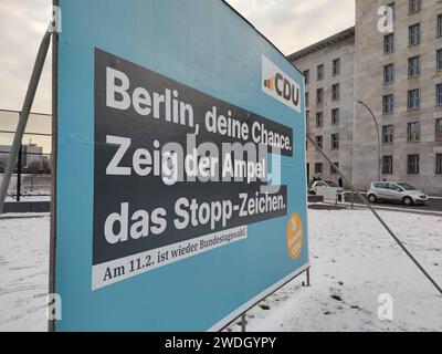 Berlin, Deutschland, 20.01.2024: Wahlplakate zur Teilwiederholung der Bundestagswahl in der Hauptstadt am 11. Februar 2024: CDU-Plakat mit der Aufschrift: Berlin, deine Chance. Zeig der Ampel das Stopp-Zeichen *** Berlin, Deutschland, 20 01 2024 Wahlplakate zur Teilwiederholung der Bundestagswahl in der Hauptstadt am 11. Februar 2024 CDU-Plakat mit der Aufschrift Berlin, Ihre Chance Ampel das Stoppschild anzeigen Copyright: XdtsxNachrichtenagenturx dts 29213 Stockfoto