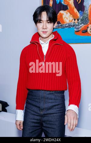 Paris, Frankreich. Januar 2024. Yoo Yeon-seok besucht LOEWE Herbst/Winter 2024-2025 Laufsteg während der Paris Fashion Week Herrenmode am 2024. Januar in Paris; Frankreich 20/01/2024 Credit: dpa/Alamy Live News Stockfoto