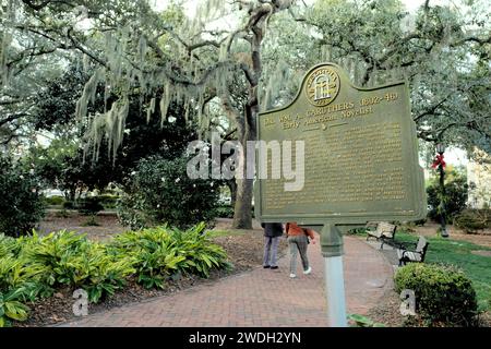 Markierer für William A. Caruthers (1802–1846), den frühen amerikanischen Schriftsteller, am Chippewa Square in Savannah, Georgia, im historischen Stadtteil der Innenstadt. Stockfoto