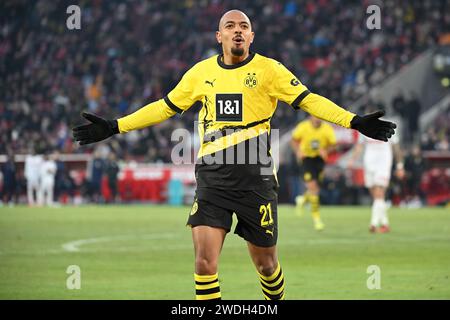 Köln, Deutschland. Januar 2024. Donyell Malen von Borussia Dortmund feiert beim ersten Bundesliga-Spiel zwischen dem FC Köln und Borussia Dortmund in Köln am 20. Januar 2024 das Torergebnis. Quelle: Ulrich Hufnagel/Xinhua/Alamy Live News Stockfoto