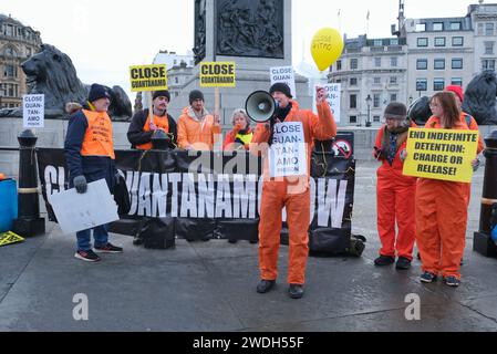 London, Großbritannien. Januar 2024. Aktivisten halten eine Mahnwache zum 22. Jahrestag der Eröffnung der Guantanamo Bay ab und erinnern sich an die 30 Gefangenen, die noch immer im Internierungslager festgehalten wurden - einige von ihnen wurden nie wegen eines Verbrechens angeklagt, darunter 16 zur Freilassung freigelassen, aber noch nicht freigelassen. Redner fordern die Schließung des berüchtigten Lagers, in dem es zu Menschenrechtsverletzungen gekommen ist. Quelle: Eleventh Photography/Alamy Live News Stockfoto