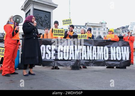 London, Großbritannien. Januar 2024. Aktivisten halten eine Mahnwache zum 22. Jahrestag der Eröffnung der Guantanamo Bay ab und erinnern sich an die 30 Gefangenen, die noch immer im Internierungslager festgehalten wurden - einige von ihnen wurden nie wegen eines Verbrechens angeklagt, darunter 16 zur Freilassung freigelassen, aber noch nicht freigelassen. Redner fordern die Schließung des berüchtigten Lagers, in dem es zu Menschenrechtsverletzungen gekommen ist. Quelle: Eleventh Photography/Alamy Live News Stockfoto