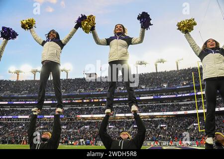 Baltimore, Usa. Januar 2024. Die Cheerleader der Baltimore Ravens treten am Samstag, den 20. Januar 2024, im M&T Bank Stadium in Baltimore, Maryland, während der ersten Halbzeit eines Playoffs der AFC Divisional Round auf. Foto: David Tulis/UPI Credit: UPI/Alamy Live News Stockfoto