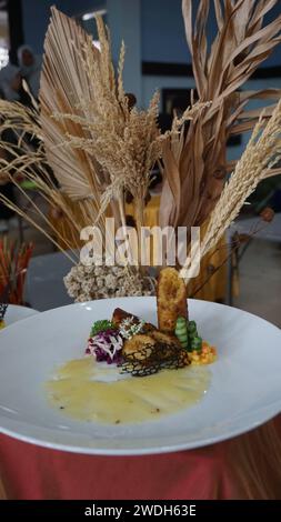 Gebratene Bananen mit Sauce. Dessert Nummer eins der Welt aus Indonesien basierend auf dem Geschmacksatlas Stockfoto