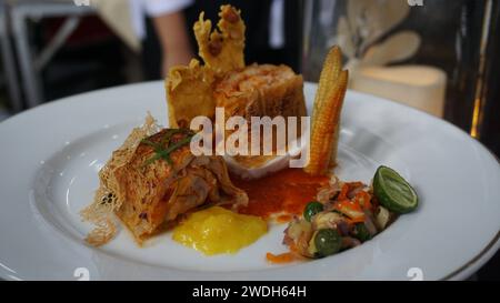 Gebratene Bananen mit Sauce. Dessert Nummer eins der Welt aus Indonesien basierend auf dem Geschmacksatlas Stockfoto